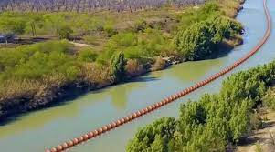 Juez federal da un revés judicial a Greg Abbott al ordenarle remover el muro flotante de boyas sobre el río Bravo