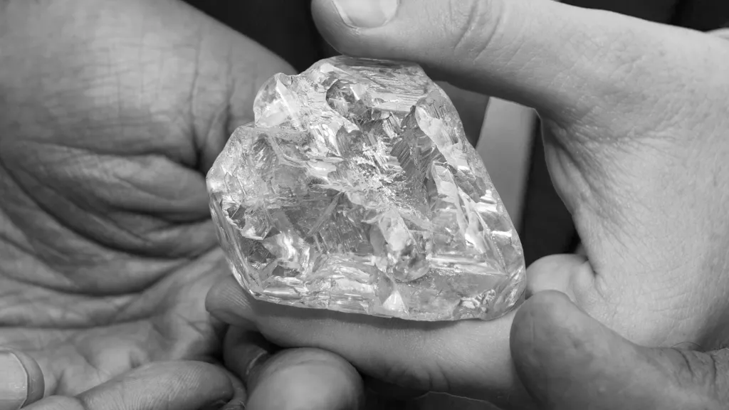 Un par de mineros adolescentes en busca de los diamantes