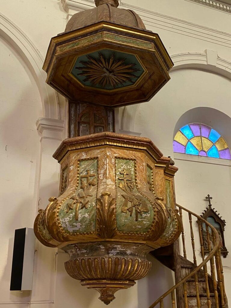 Altar y púlpito de la Iglesia Parroquial de Capilla del Señor