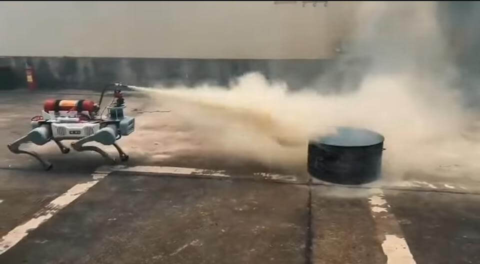 Bomberos chinos crean perro robot