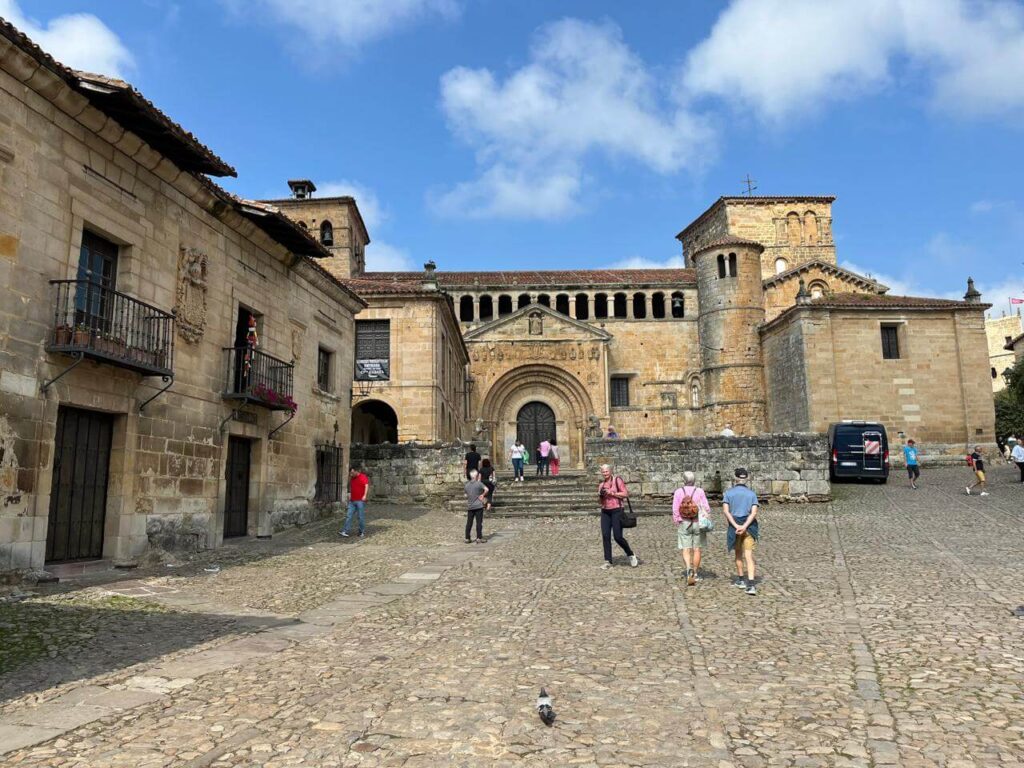 6 pueblos con encanto en España: Colegiata de Santa Juliana, Santillana del Mar