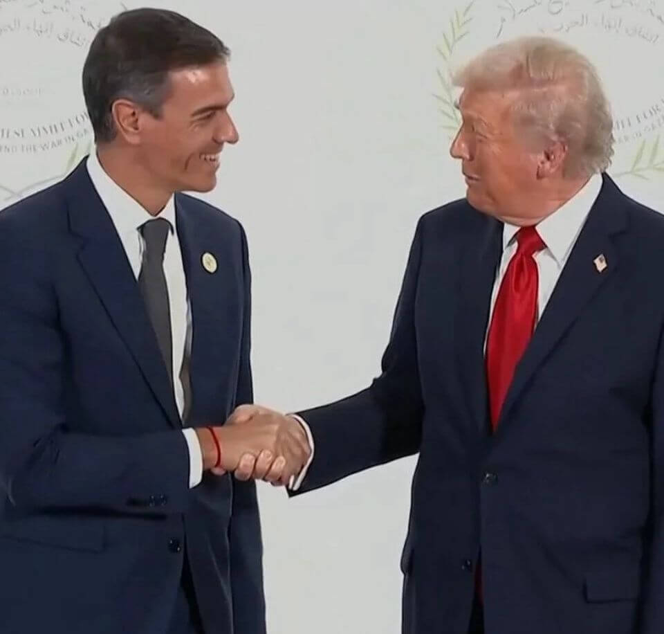 Apretón de mano entre Donald Trump y Pedro Sánchez