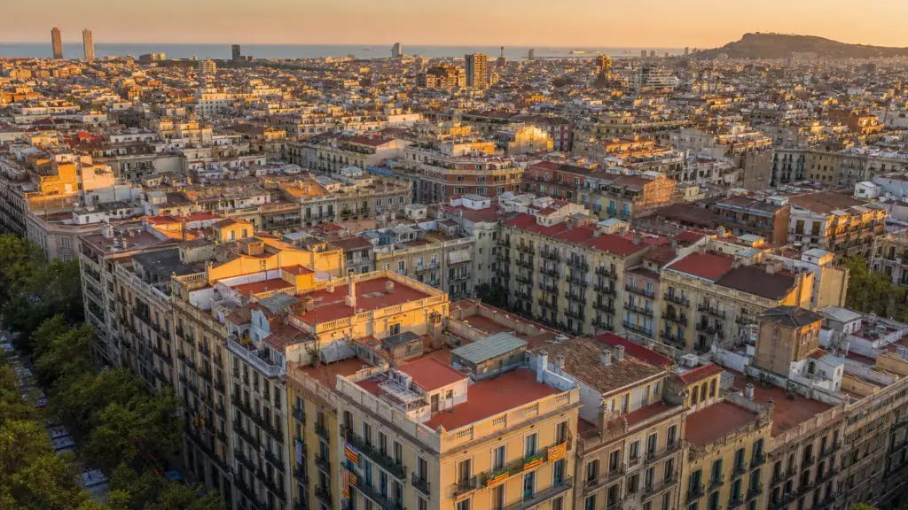 aitana y la vivienda: vista aérea de un barrio residencial de Barcelona con edificios de pisos al atardecer