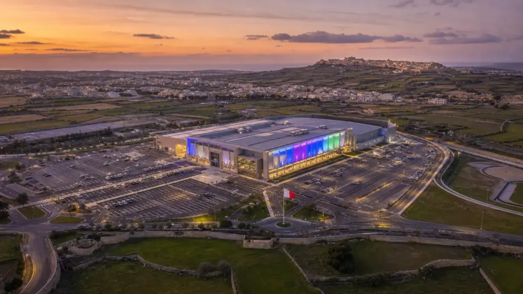 eurovisión junior 2026: vista aérea del recinto de convenciones de Ta' Qali, en Malta, al atardecer con luces de escenario