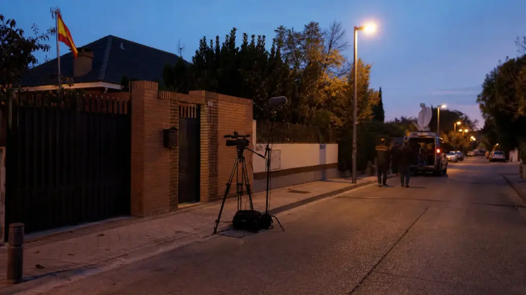 belén esteban: cámara de televisión instalada frente a la puerta de una casa en una calle al atardecer