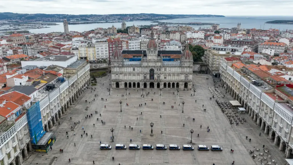 abascal en a coruña: vista aérea de la plaza de María Pita con una fila de furgones policiales frente al Ayuntamiento