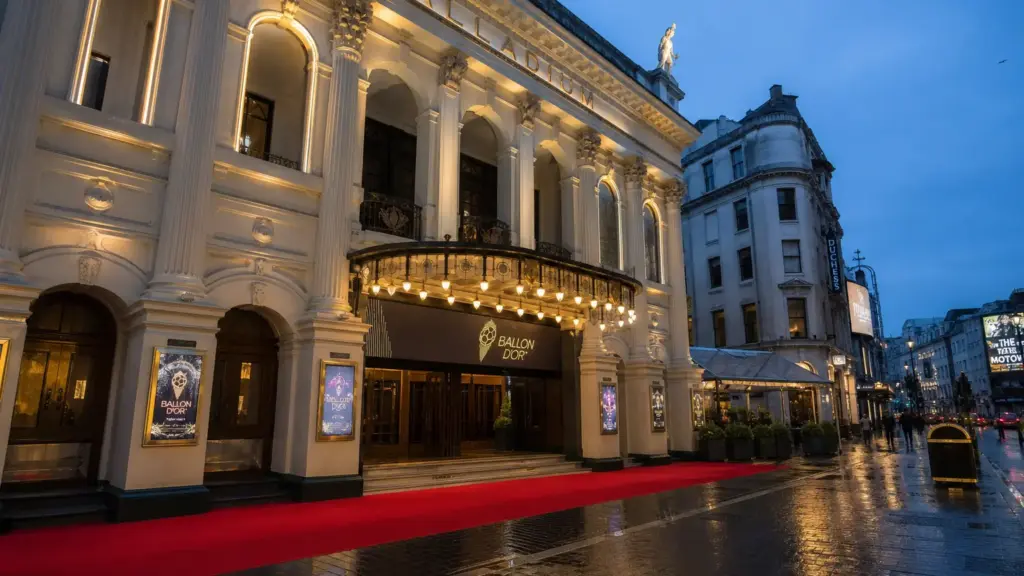 balón de oro 2026: fachada iluminada del London Palladium en Londres con alfombra roja al atardecer