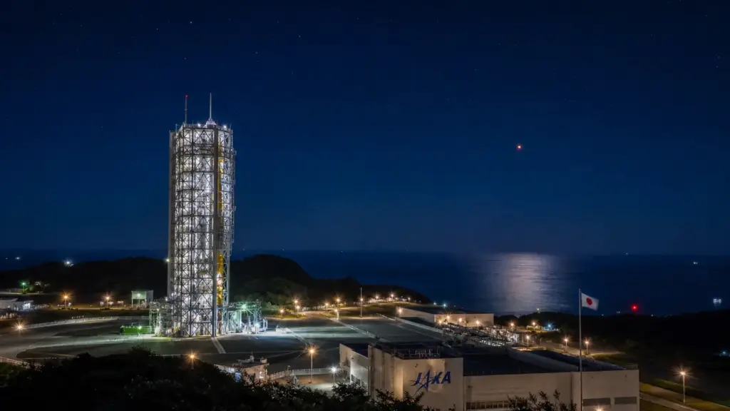 misión a fobos: torre de lanzamiento iluminada de noche junto al mar en Tanegashima