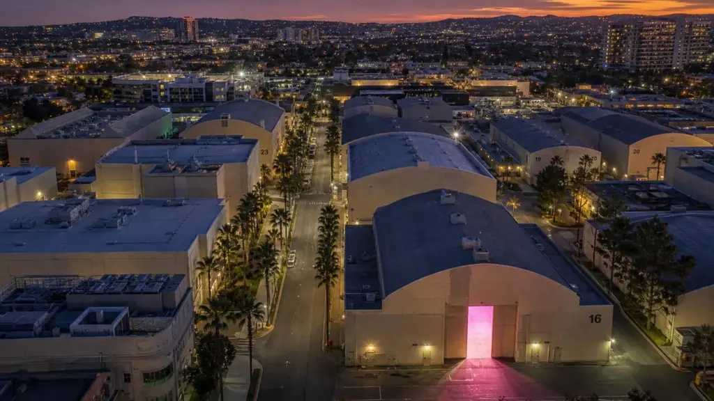 desfile de victoria's secret: vista aérea de unos estudios de cine en Culver City al atardecer con un plató iluminado de rosa