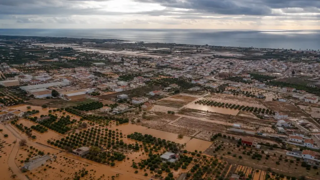 dana adam: vista aérea de campos y caminos inundados junto a un pueblo de la costa mediterránea