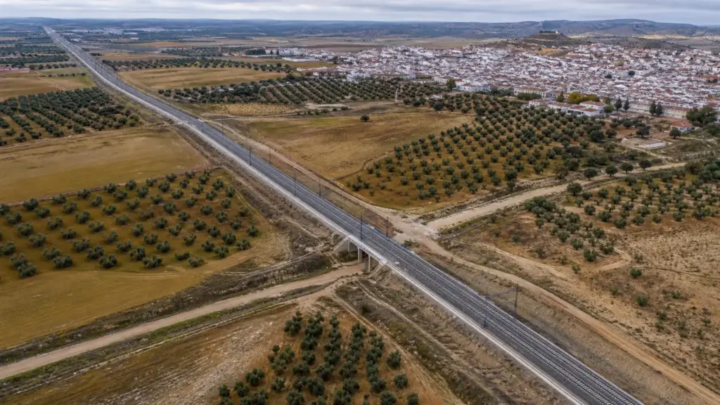 copa del rey: vista aérea de vías de tren entre campos de cultivo en la provincia de Toledo