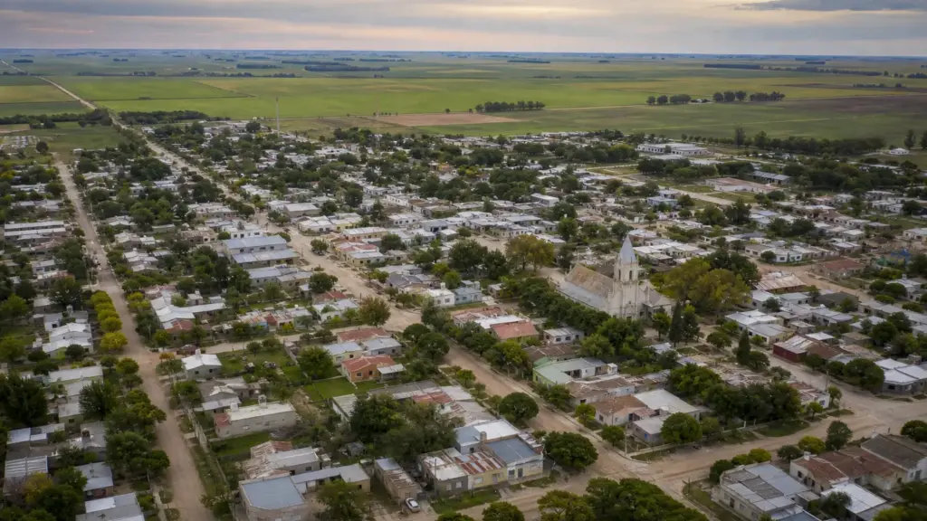 madre de scaloni: vista aérea de un pequeño pueblo rodeado de campos en la llanura santafesina