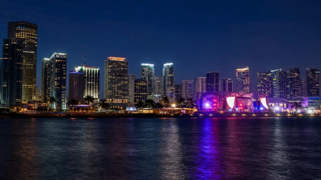rosalía en los billboard: el skyline de Miami iluminado de noche junto a la bahía Biscayne
